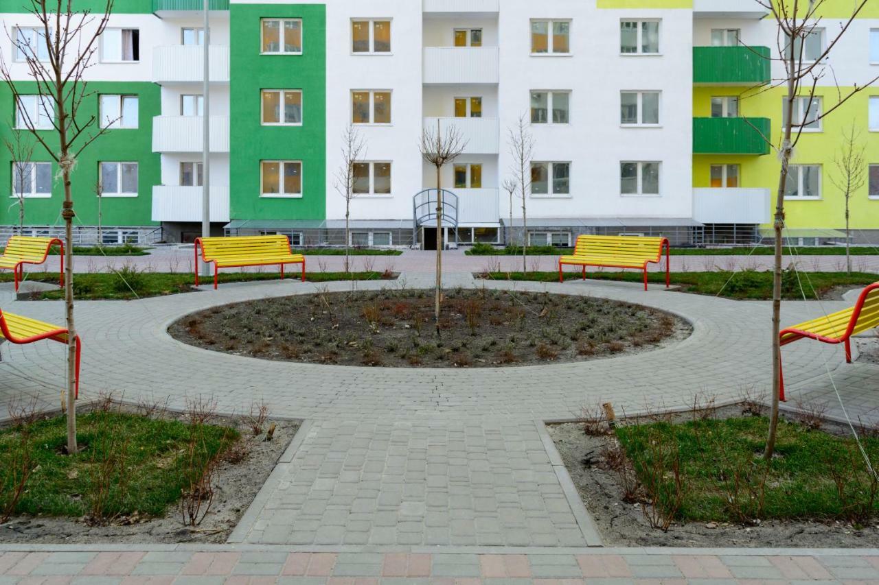Sunny On Yulii Zdanovskoi St 36b *
